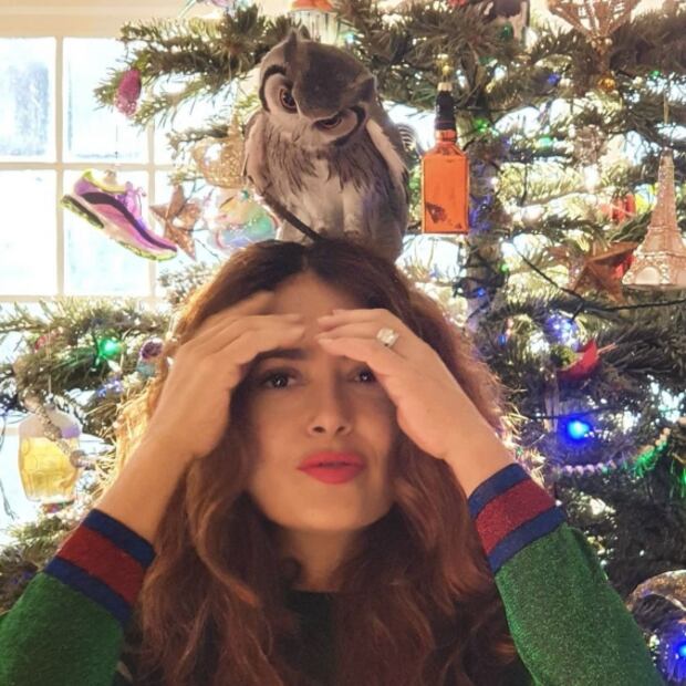 Salma Hayek presume su look navideño y arbolito