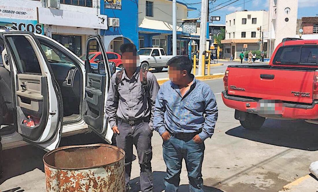 Policías estatales rescataron a dos migrantes de Guatemala, quienes dijeron que tenían cuatro días viviendo en la vía pública. Foto/ESPECIAL
