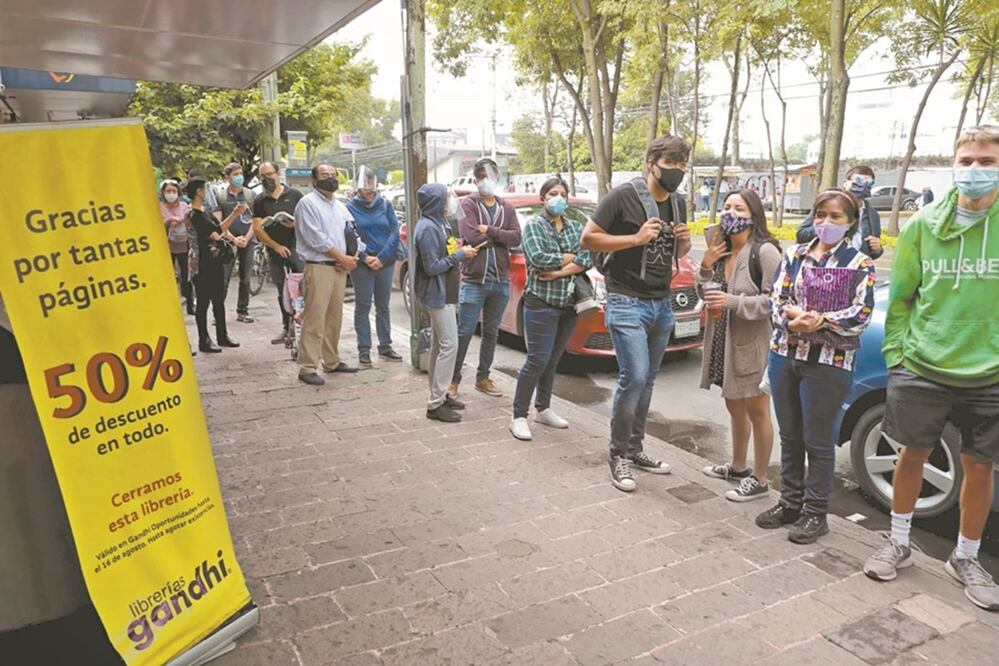 Ayer, tras hacerse viral la noticia de su cierre, decenas de personas acudieron a la emblemática librería que bajará sus cortinas definitivamente el 16 de agosto. FOTOS: JUAN BOITES. EL UNIVERSAL