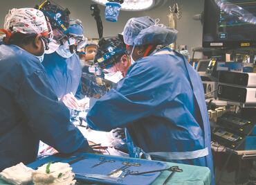 Trasplantan corazón de cerdo modificado a hombre de 57 años