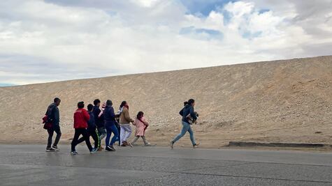 Migrantes ahora llegan a la frontera en taxis y camiones