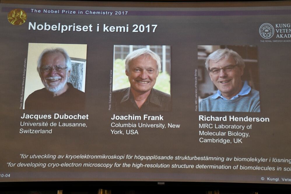 las fotos de Jacques Dubochet, Joachim Frank y Richard Henderson expuestas en pantalla durante la ceremonia del premio Nobel de Química. (AP)