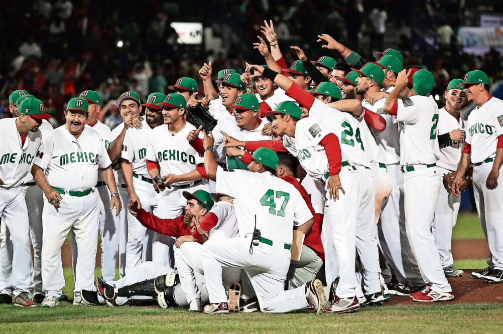 Emotivo festejo de la selección mexicana en el estadio B Air. (GONZALO GONZÁLEZ. JAM MEDIA)