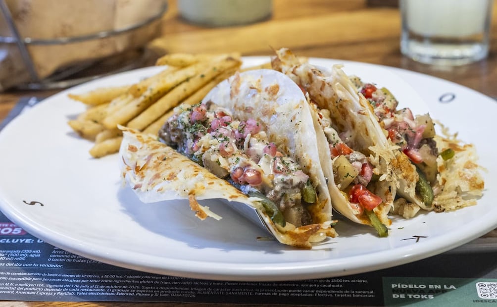 De queso, con preparado de carne Certified Angus Bee️f ® y frutos, chile poblano al vino tinto, nogada, granada y nuez de castilla, acompañadas de papas fritas. Foto: Esteban Torreblanca