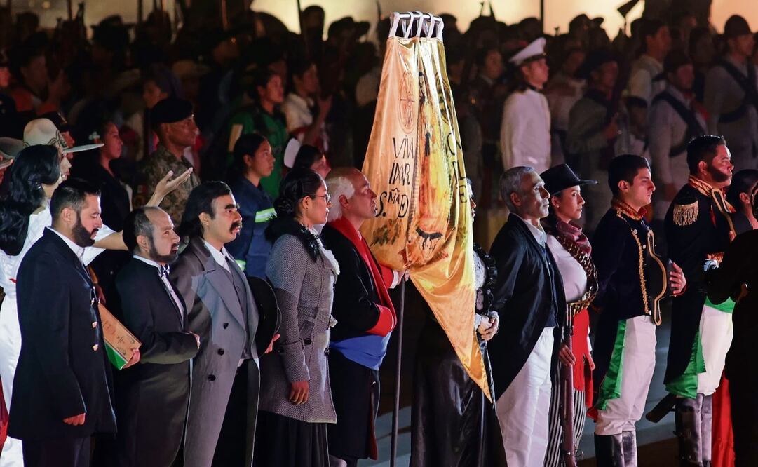 En el Zócalo capitalino se llevó a cabo la celebración de los 200 años de la República, ceremonia encabezada por Claudia Sheinbaum. Foto: Carlos Mejía | El Universal