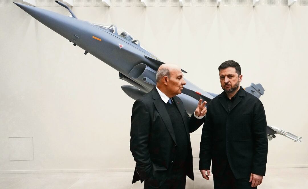 El presidente ucraniano, Volodimir Zelenski (der.) con el director ejecutivo del fabricante de aeronaves francés Dassault, Eric Trappier. Foto: EFE