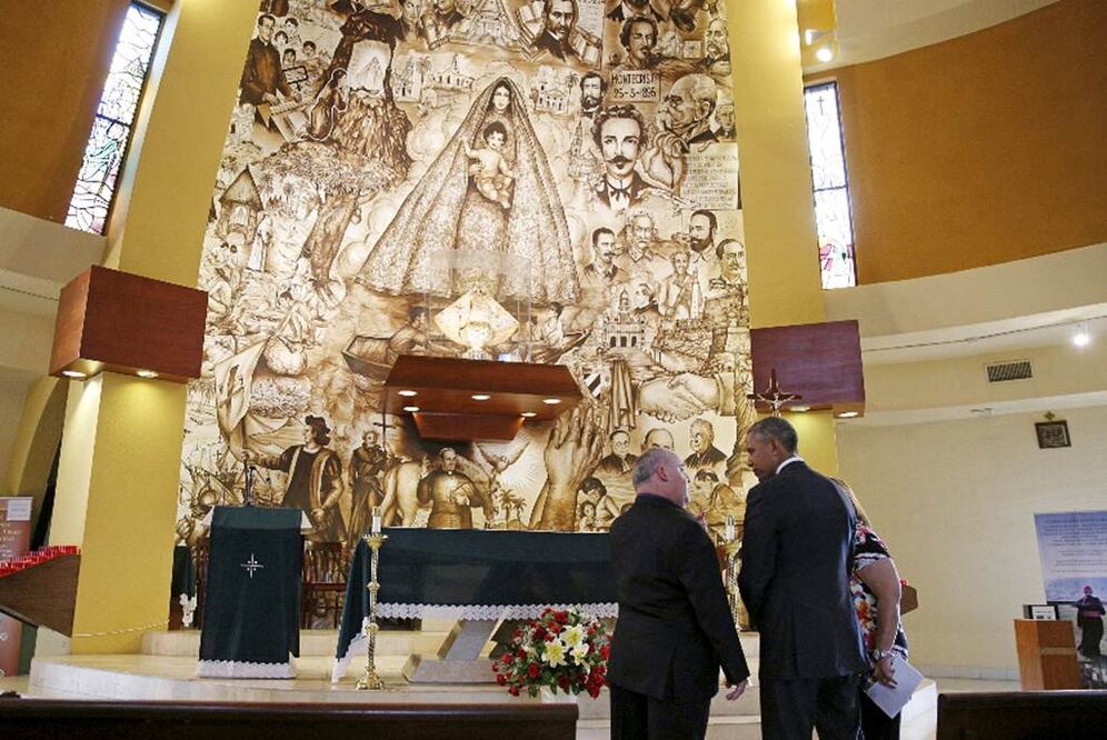 Obama llegó al templo y se dirigió directamente a la parte delantera de la Ermita, donde charló durante unos minutos con el rector de la iglesia, el padre Juan Rumín Domínguez Foto: Reuters