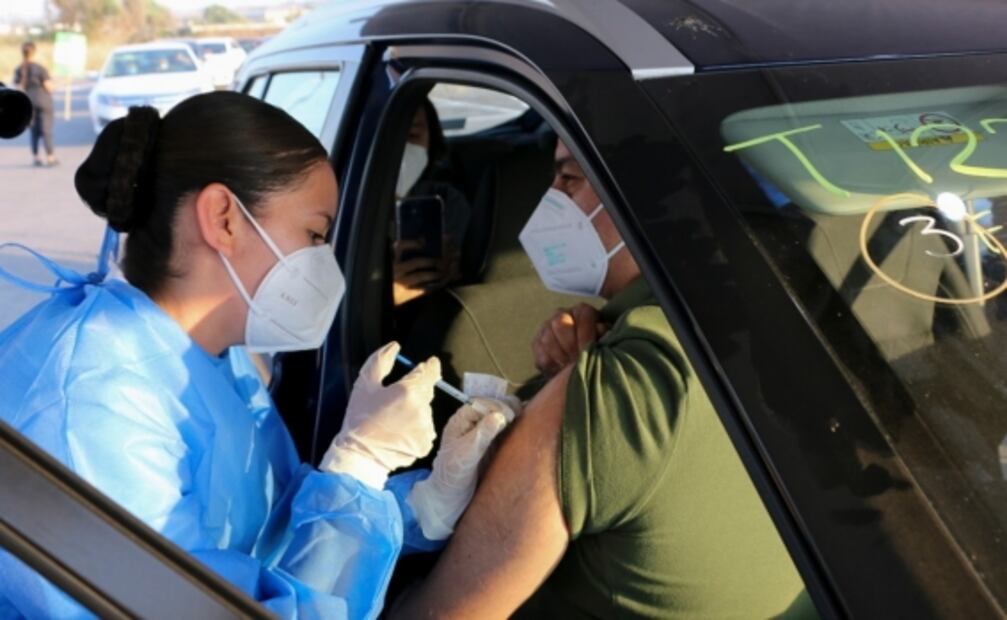 Desorganización y esperanza en aplicación de vacunas, migración y multitudes en las calles, entre las fotos de la semana