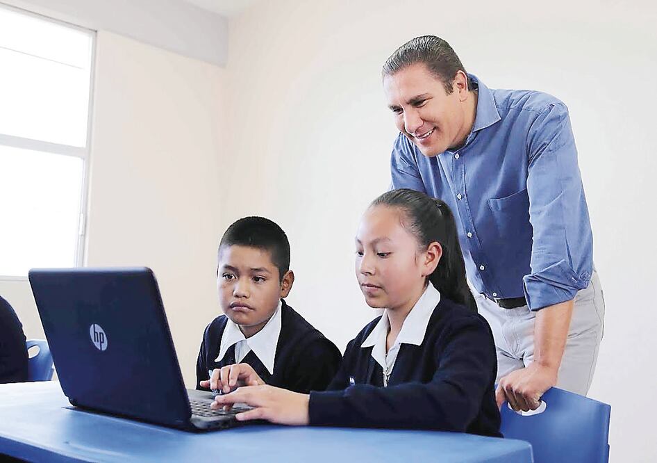 Durante su vista a la comunidad de Acajete, el gobernador Rafael Moreno Valle reiteró su apuesta por la educación como la mejor inversión para el futuro   Foto: Especial