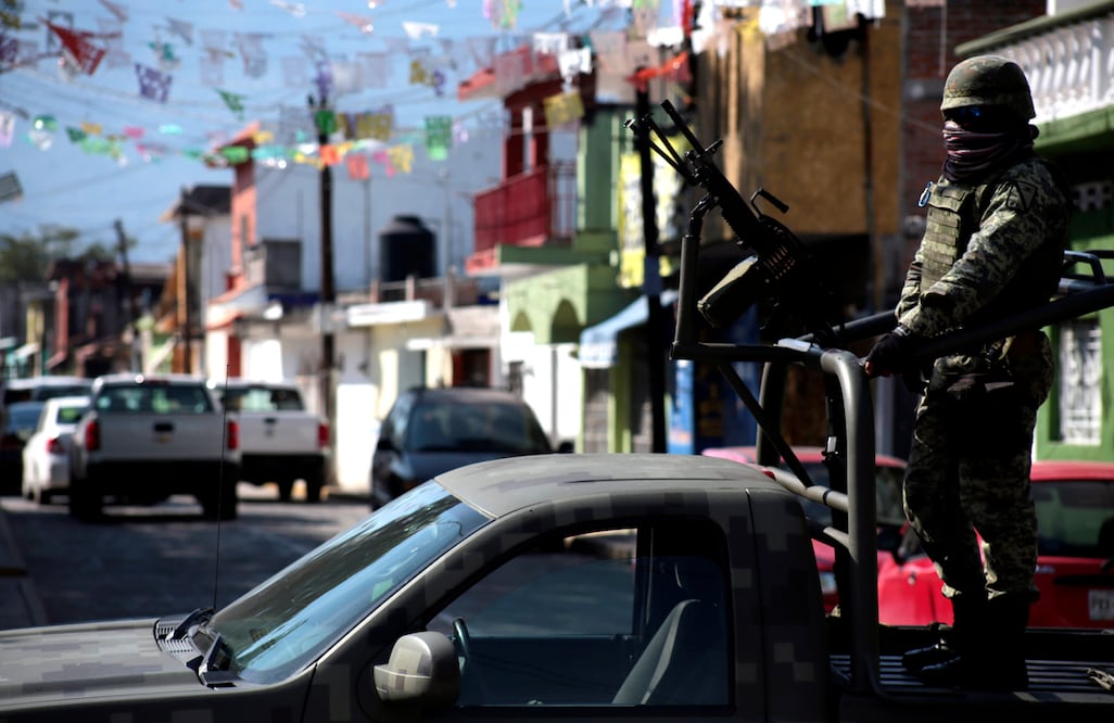 Una de las viviendas cateada se ubica en el centro de Amacuzac, frente a la iglesia local y es propiedad de Mazari Hernández, quien habría escapado por sexta ocasión de la justicia (MARGARITO PÉREZ RETANA /CUARTOSCURO.COM)
