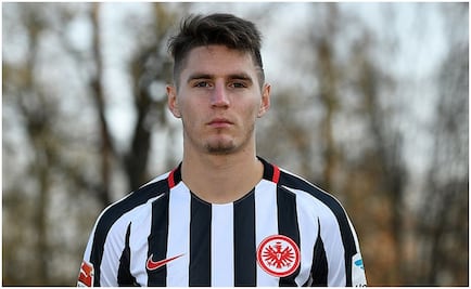 Corren a futbolista del Frankfurt por hacerse un tatuaje