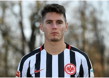 Corren a futbolista del Frankfurt por hacerse un tatuaje