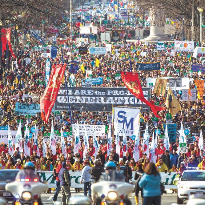 Manifestantes provida durante la Marcha por la Vida ante la Corte Suprema, en 2015. Diversos estados, con el apoyo del gobierno, han adoptado leyes antiaborto cada vez más estrictas. Foto/JIM LO SCALZO. EFE