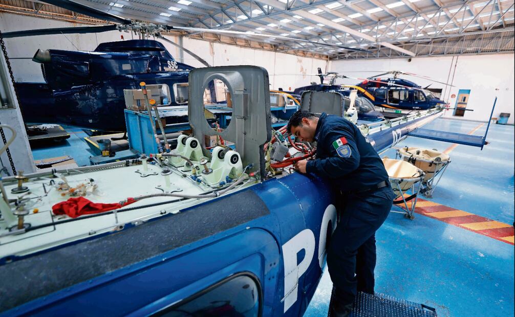 En el taller de la base, el oficial Samuel Itamar Piña lidera al equipo encargado de garantizar que cada aeronave esté lista para despegar con seguridad. Foto: Diego Simón / EL UNIVERSAL