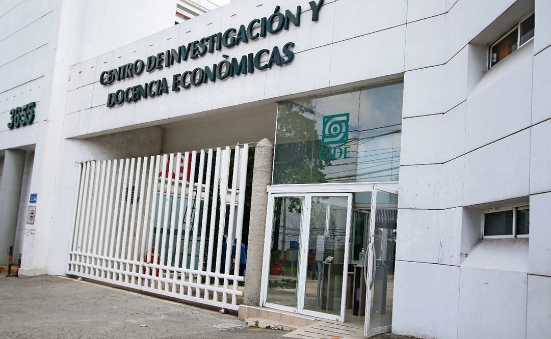 Ayer, un grupo de profesores se manifestó a puerta cerrada en la institución.Foto:Archivo/EL UNIVERSAL