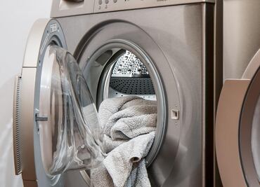 Por qué lavar la ropa después de comprarla