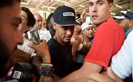 Iniesta restó importancia al encontronazo entre Neymar y Samedo