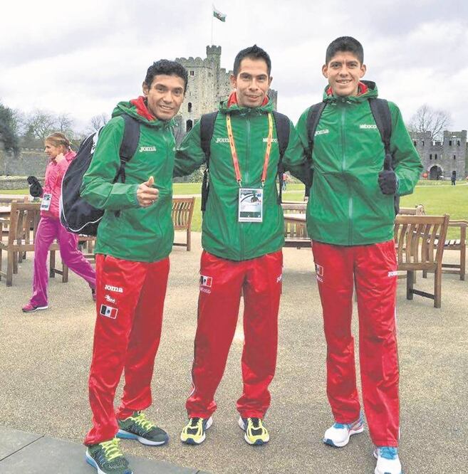 El mejor registro de Ramos (centro) en maratón es de 2:14.56 horas (FMAA)