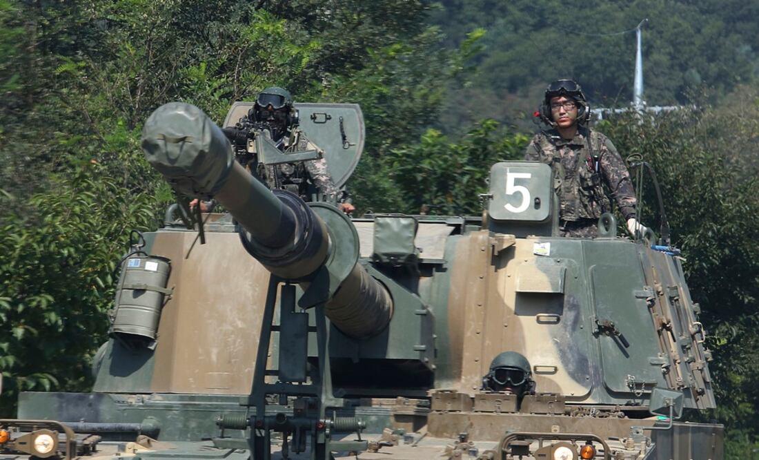 Soldados del ejército surcoreano manejan un tanque K-55 autopropulsado durante una maniobra militar en Paju, Corea del Sur, cerca de la frontera con Corea del Norte (Foto: AP)