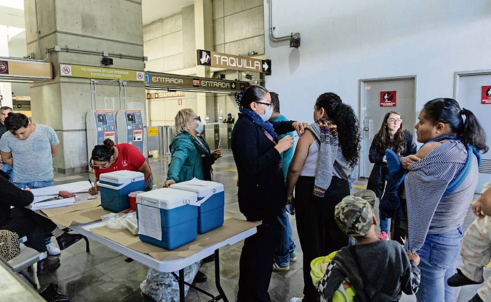 Hombres y mujeres formaron largas filas en esta estación para poder aplicarse el biológico; brigadista consideró un éxito la jornada. Foto Hugo Salvador / EL UNIVERSAL