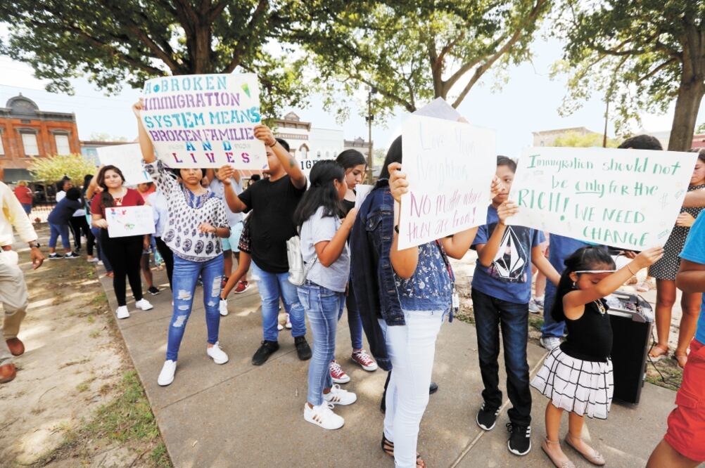 Menores de edad, hijos de latinos, apoyan a los indocumentados, ayer durante una manifestación en Canton, Mississippi. Foto/ROGELIO V. SOLIS. AP