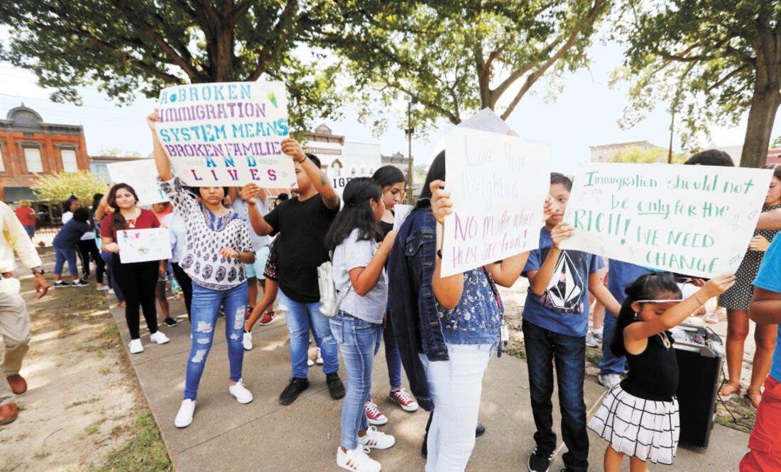 Menores de edad, hijos de latinos, apoyan a los indocumentados, ayer durante una manifestación en Canton, Mississippi. Foto/ROGELIO V. SOLIS. AP