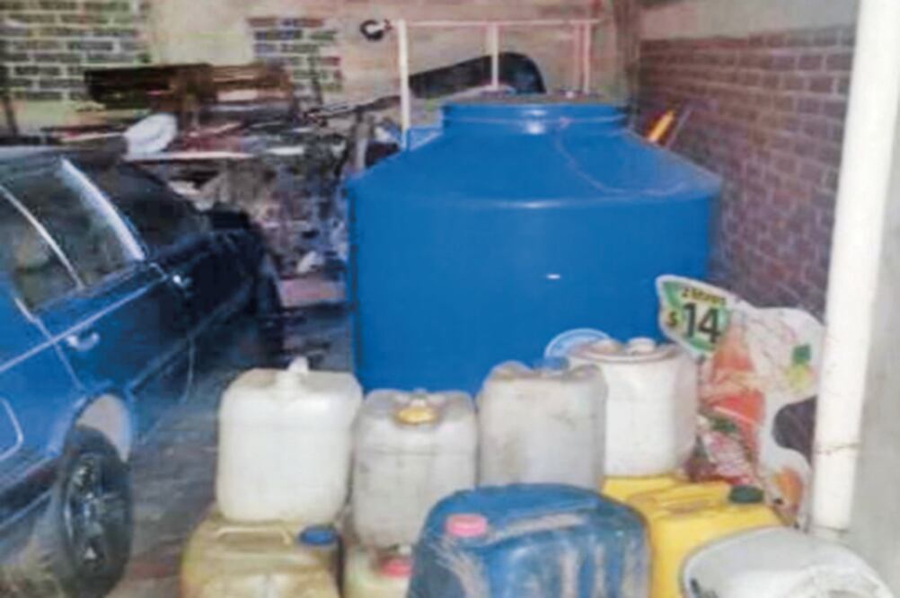 Bidones y tinacos eran usados para guardar el diesel, además de un camión con doble fondo con capacidad para trasladar 300 litros de combustible. (SSPCDMX)
