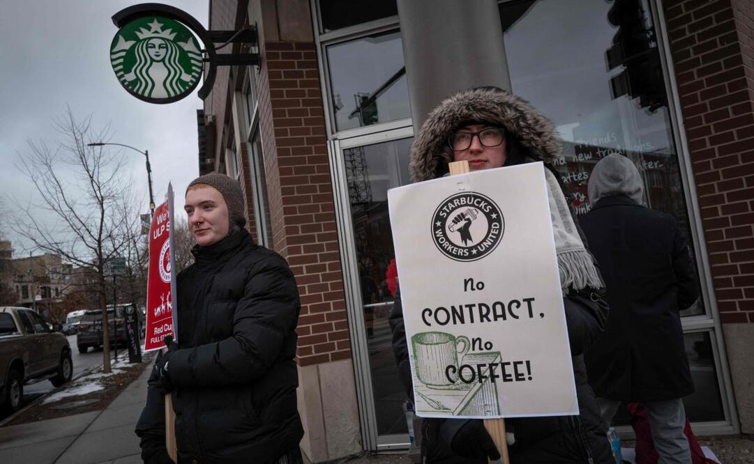 Los trabajadores de Starbucks iniciaron una huelga el 20 de diciembre de cinco días en protesta por la falta de avances en las negociaciones contractuales. (21/12/24) Foto: AFP