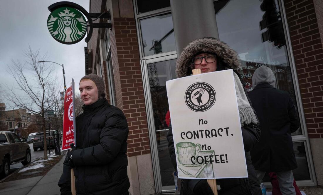 Los trabajadores de Starbucks iniciaron una huelga el 20 de diciembre de cinco días en protesta por la falta de avances en las negociaciones contractuales. (21/12/24) Foto: AFP