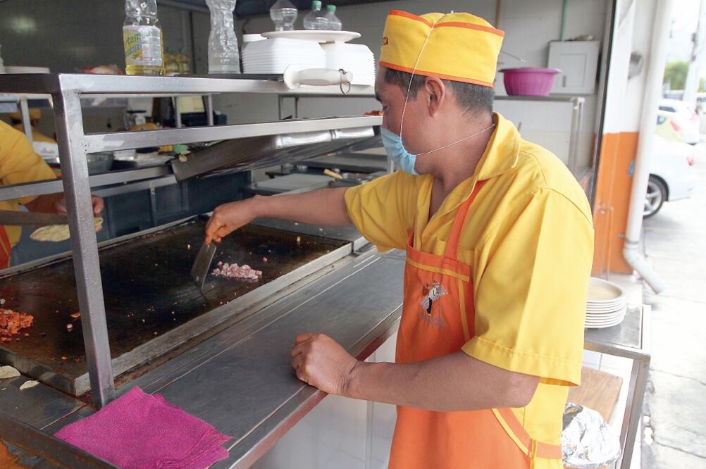 La Secretaría del Trabajo estatal detectó que la mayor parte de los empleados de la taquería La Guelaguetza no gozan de las prestaciones laborales (ARCHIVO EL UNIVERSAL)