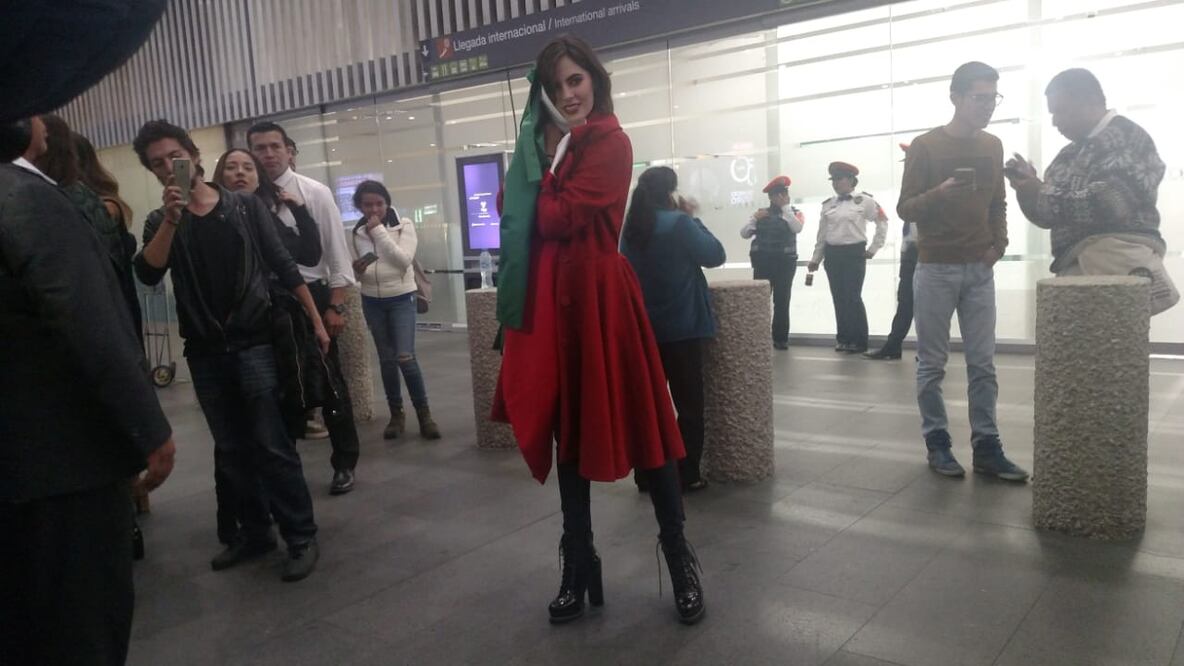 Sofía Aragón llegó a la Ciudad de México en donde sus fans le dieron una calurosa bienvenida. Fotos: Araceli García