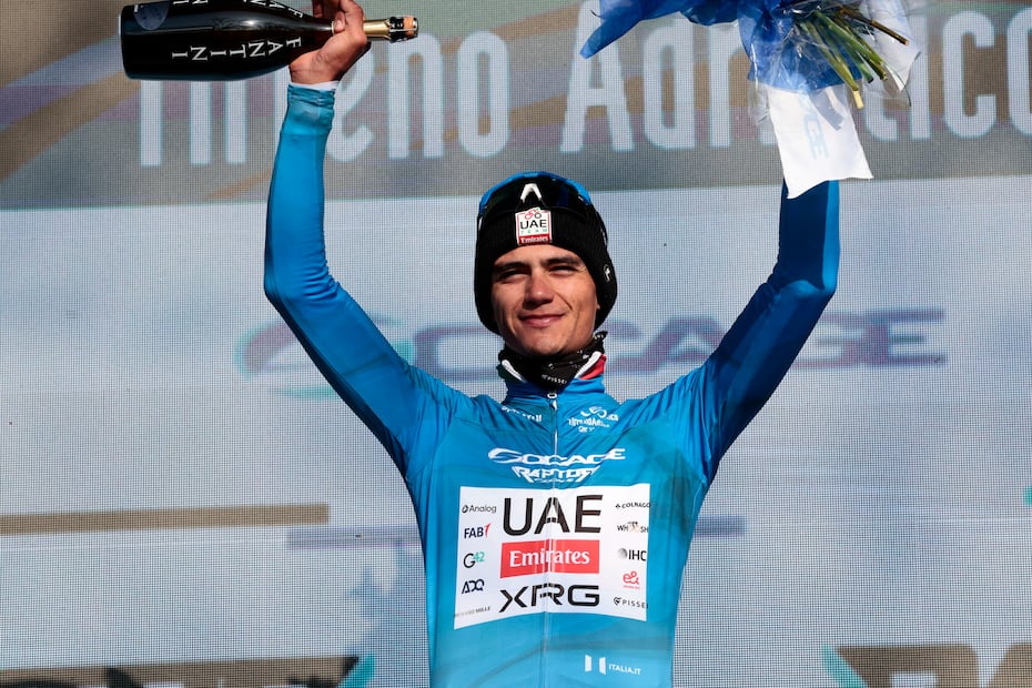 Isaac del Toro con el equipo de UAE Team Emirates, durante la competición de Tirreno-Adriático - Foto: EFE