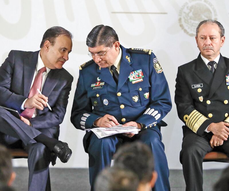 El secretario Alfonso Durazo, acompañado por los titulares de la Sedena, Luis Cresencio Sandoval, y de Marina, José Rafael Ojeda, dijo que nunca ha existido la necesidad de mentir en el gabinete. Foto/DIEGO SIMÓN. EL UNIVERSAL