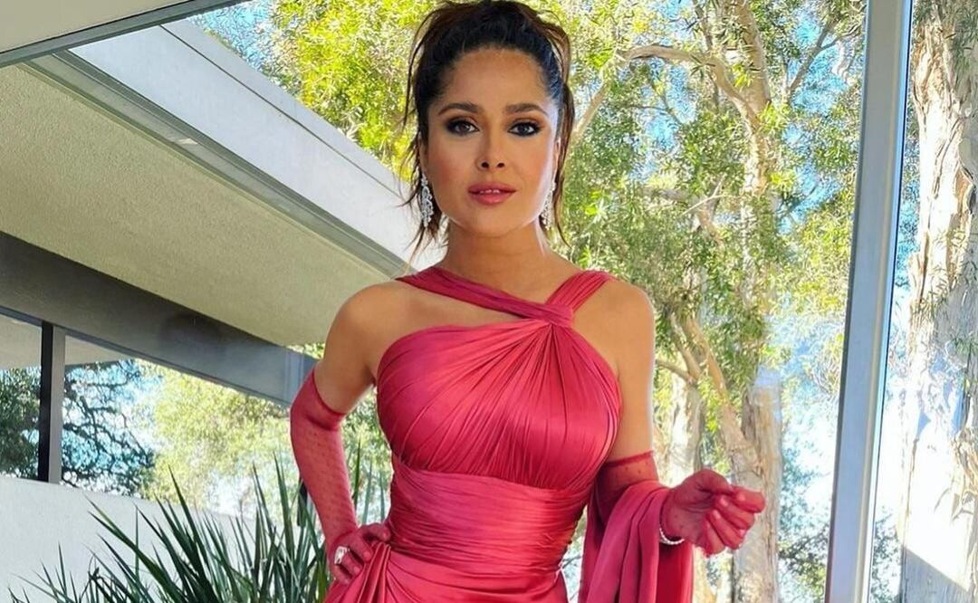 Salma Hayek nos muestra cómo lucir espectacular en la playa llevando el traje de baño perfecto. Foto: Instagram @salmahayek