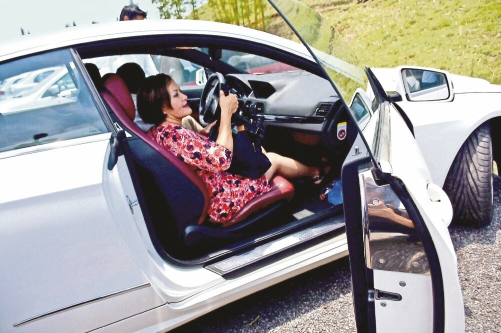 La legisladora veracruzana llegó ayer a la Fiscalía General del Estado a presentar su denuncia en un Mercedes Benz con chofer (MIGUEL ÁNGEL CARMONA. EL UNIVERSAL)