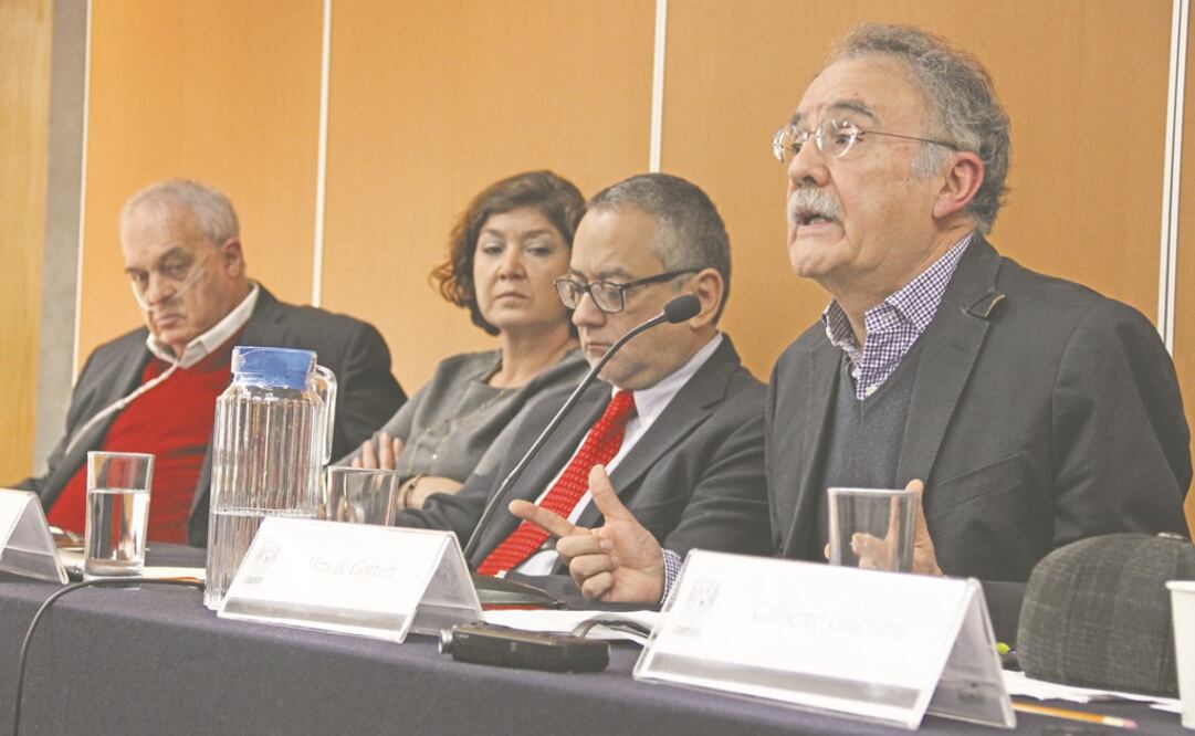 Hira de Gortari (der.), investigador titular del Instituto de Investigaciones Sociales de la UNAM, durante su participación en la mesa redonda A 50 años del movimiento de 1968: su contribución a la democratización de México. Foto: UNAM