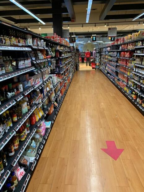 Filas de hasta tres metros entre cada cliente, así controlan el acceso a supermercados de la CDMX