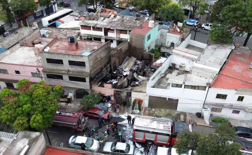 Un incendio se registró en una casa habitación ubicada en el cruce de la calle A y avenida Cuitláhuac, en la colonia Potrero del Llano, alcaldía Azcapotzalco. Foto: Osmar Alvarado / EL UNIVERSAL.