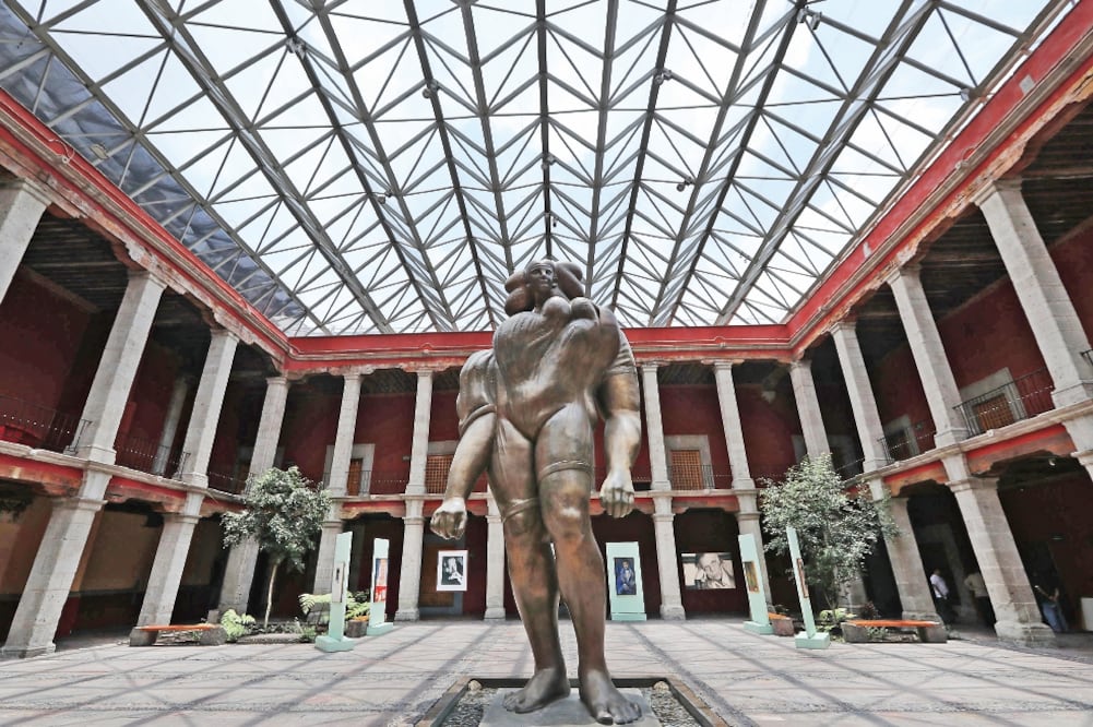 Las obras son exhibidas en el patio del recinto cobijadas por la obra de Cuevas La Giganta (JUAN CARLOS REYES. EL UNIVERSAL)