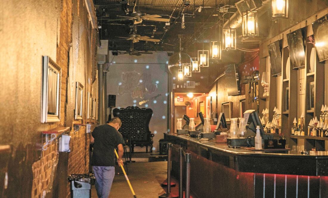 Texas fue uno de los primeros estados de EU que reabrió su economía, pero por el alza de los contagios las autoridades ordenaron ayer el cierre de bares; apenas había iniciado su desconfinamiento este mes. Foto: SERGIO FLORES. AFP