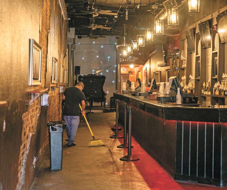 Texas fue uno de los primeros estados de EU que reabrió su economía, pero por el alza de los contagios las autoridades ordenaron ayer el cierre de bares; apenas había iniciado su desconfinamiento este mes. Foto: SERGIO FLORES. AFP