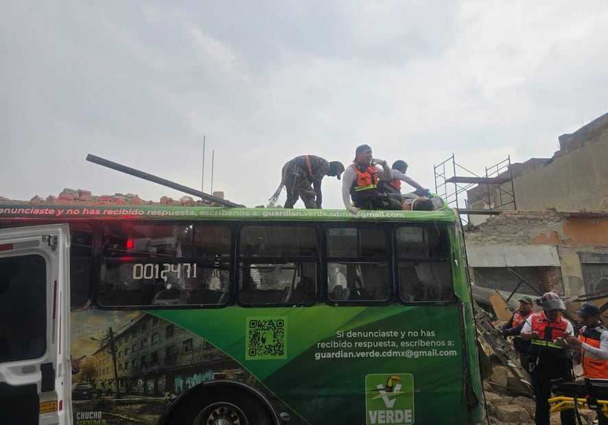 La barda colapsó y cayó sobre un camión de transporte público y varios vehículos particulares. Foto: Especial