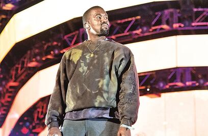 Kanye West mete al retrete un Grammy y lo orina