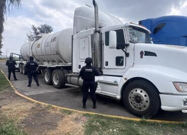 Aseguran tractocamión abandonado con 30 mil litros de hidrocarburo ilegal en Guanajuato
