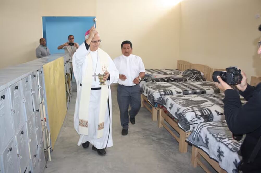 Robert Prevost bendice el centro de acogimiento de Villa San Vicente de Paul, a las afueras de Chiclayo. FOTO: ESPECIAL
