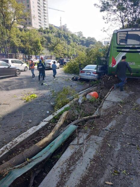 Fallan frenos de camión de pasajeros y se impacta contra varios vehículos en Cuajimalpa; hay un muerto  