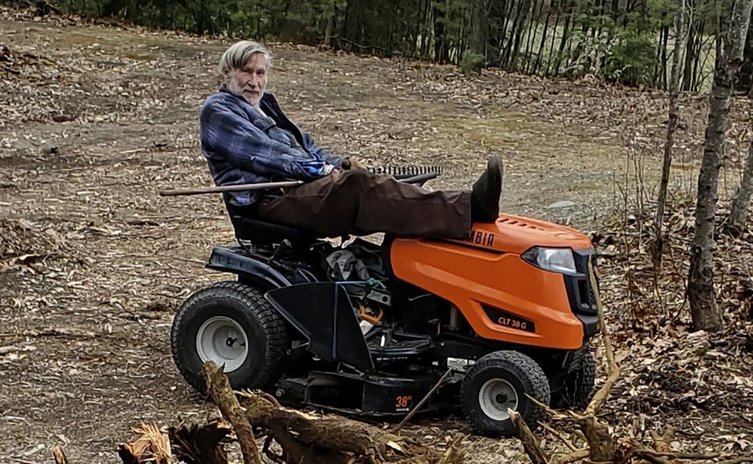 Geoffrey Holt y su tractor cortacésped en Hinsdale, Nueva Hampshire, el 4 de abril de 2020. Foto cortesía de Ed Smith. Foto: AP