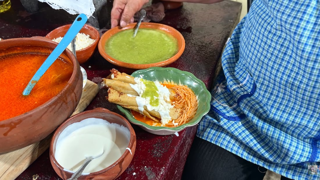 La cantidad de salsa y crema que agregues a los tacos dorados es al gusto. Foto: Captura de pantalla / YouTube "De mi Rancho a Tu Cocina"