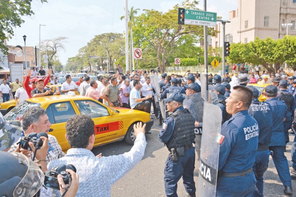 Los taxistas querían que el gobernador Arturo Núñez escuchara sus demandas, pero al no ser recibidos cerraron las entradas a Villahermosa y algunos cruceros importantes, lo que causó choques con la policía. Foto: LUMA LÓPEZ. EL UNIVERSAL