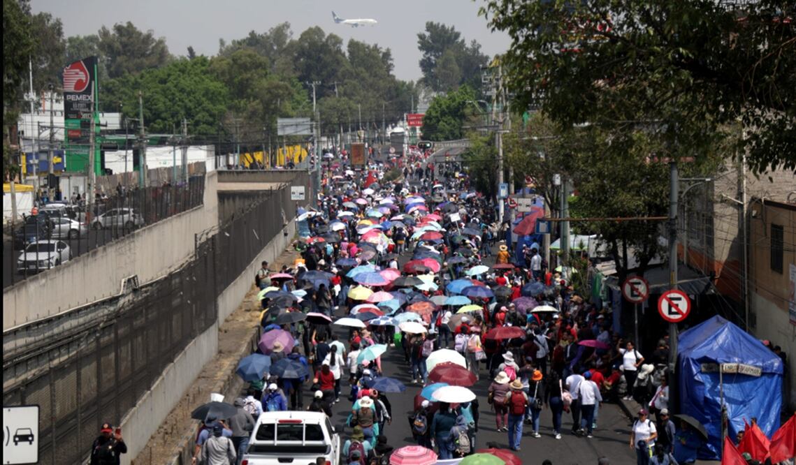 Maestros de la CNTE acuden a manifestarse a las inmediaciones de la Terminal 2 del Aeropuerto Internacional de la Ciudad de México, el 23 de mayo de 2025. Foto: Carlos Mejía/EL UNIVERSAL